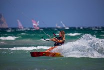 Mulher jovem kite surf em velocidade, Maiorca, Espanha — Fotografia de Stock