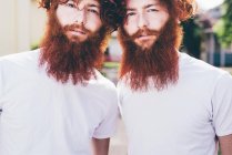 Portrait de jeunes jumeaux hipster mâles à barbe rouge portant des t-shirts blancs — Photo de stock