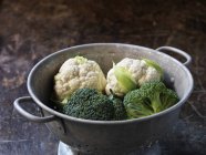 Coliflor fresca del bebé y brócoli en la sartén - foto de stock