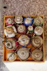 Старинные чайники в коробке — стоковое фото