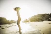 Donna testa oscillante sulla spiaggia — Foto stock