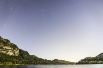 Lago Horne y cielo estrellado, Bahía Qualicum, Isla Vancouver, Columbia Británica, Canadá - foto de stock