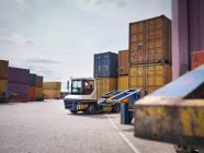 Contenitori e camion in porto — Foto stock