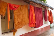 Одежды висят за пределами буддийского монастыря, Кентунг, штат Шань, Мьянма — стоковое фото