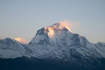 Pico de montanha coberto de neve na luz do sol do amanhecer, Nepal — Fotografia de Stock