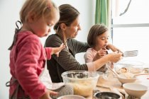 Мама і діти випічка — стокове фото