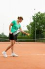 Женщина готовится подавать теннисный мяч — стоковое фото