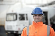 Портрет працівника-чоловіка на складі палива — стокове фото