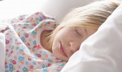 Close up of blond haired girl asleep on pillow — Stock Photo