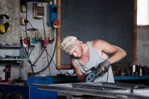 Плотник работает в мастерской — стоковое фото