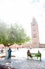 Persone al di fuori della Moschea Koutoubia, Marrakech, Marocco — Foto stock
