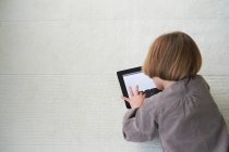 Mädchen liegt mit digitalem Tablet am Boden — Stockfoto