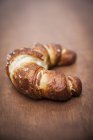 Nahaufnahme von Croissant auf Holztisch — Stockfoto