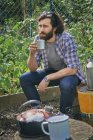 Mittlerer erwachsener Mann macht Kaffeepause auf Schrebergarten — Stockfoto