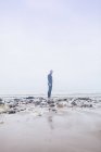 Retrato de homem maduro vestindo roupa de mergulho, em pé na praia — Fotografia de Stock