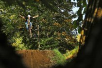 BMX rider mid air avec bras tendus — Photo de stock