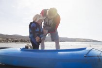 Padre aiutare figlio regolare giubbotto di salvataggio in canoa, Loch Eishort, Isola di Skye, Ebridi, Scozia — Foto stock