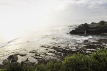Vista ad alto angolo del mare illuminato dal sole, Tanah Lot, Bali, Indonesia — Foto stock