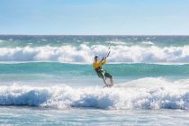 L'uomo kitesurf in mare pesante — Foto stock