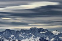Verschwommene Wolken über schneebedeckten Bergen, Langzeitaufnahme — Stockfoto