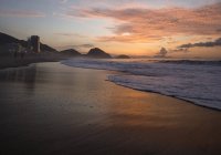 Olas en la playa de Copacabana al amanecer, Río de Janeiro, Brasil - foto de stock