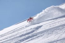 Mujer joven snowboard down steep mountain, Hintertux, Tyrol, Austria - foto de stock
