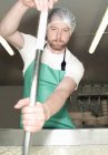 Käser rührt Quark in Bauernhof-Fabrik — Stockfoto