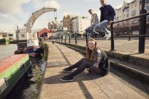Porträt von drei Freunden, die am Fluss sitzen, bristol, uk — Stockfoto