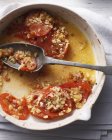 Вид зверху запечені помідори в тарілці з ложкою — стокове фото