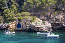 Barca a motore ormeggiata in porto, serra de tramuntana, Spagna — Foto stock
