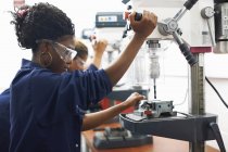Studenten mit Bohrmaschinen in College-Werkstatt — Stockfoto