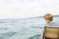 Молодий хлопчик на катамарани, озеро Аммерзее Баварія, Німеччина — стокове фото