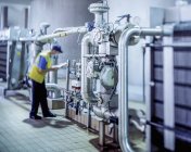 Arbeiter inspiziert Wasserfiltration in Brauerei — Stockfoto