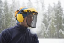 Holzfäller tragen Schutzvisier im Wald, tammela, forssa, Finnland — Stockfoto