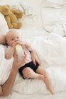 Père nourrissant bébé fille avec biberon — Photo de stock
