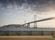 Vista de balaustrada y puente Golden Gate, San Francisco, California, EE.UU. - foto de stock