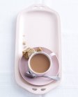 Vista superior de xícara de chá e pires em prato de chá alto com sanduíche comido — Fotografia de Stock