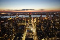 Підвищені міський пейзаж на заході сонця, Нью-Йорк, США — стокове фото