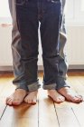 Barefoot father and son standing on floor — Stock Photo