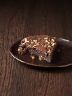 Chocolate belga y pastel de nuez de caramelo salado - foto de stock