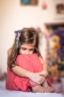 Trauriges Mädchen umarmt Knie — Stockfoto