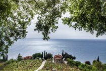 Bellissima costa del mare e palazzi all'isola d'Elba, Toscana, Italia — Foto stock
