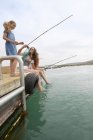 Pêche familiale sur le pont péniche, Kraalbaai, Afrique du Sud — Photo de stock