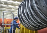 Engenheiro inspecionando turbina durante interrupção da usina — Fotografia de Stock