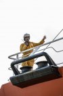 Trabalhador usando walkie talkie no convés do petroleiro — Fotografia de Stock