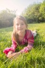 Ritratto di ragazza sdraiata sul campo in estate — Foto stock