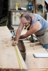 Carpenter working in workshop — Stock Photo