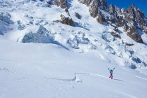Sciatrice matura che festeggia sul massiccio del Monte Bianco, Alpi Graie, Francia — Foto stock