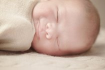 Portrait rapproché de bébé fille dormir — Photo de stock