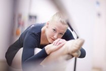Portrait de ballerine féminine pratiquant à la barre — Photo de stock